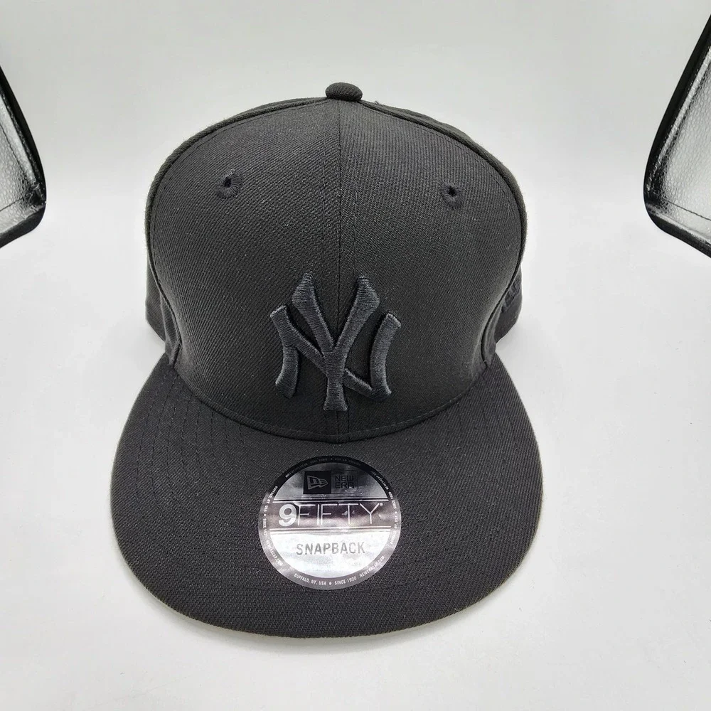 New‎ York Yankees Black on Black Hat New Era 9FIFTY Adjustable Snapback Cap NEW